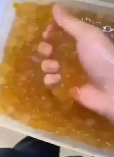饮品店操作间规定 奶茶店员工第一天上班将拖鞋放进配料盆:行拘,停业整改!